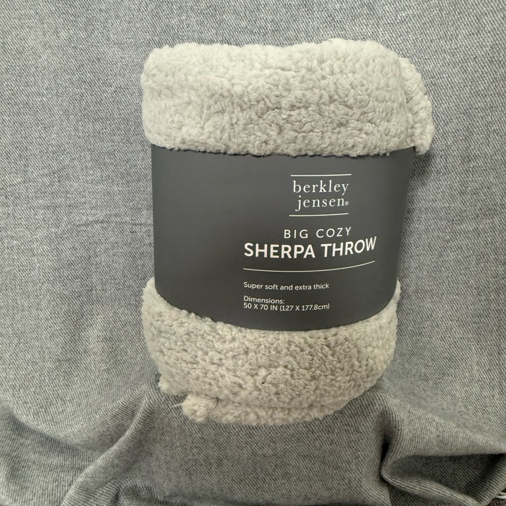 Berkley Jensen Big Cozy Sherpa Throw